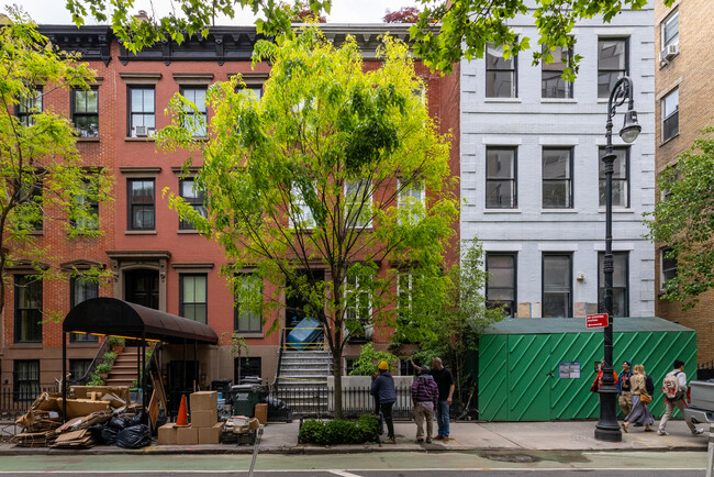 156 W 13th St in New York, NY - Building Photo - Building Photo