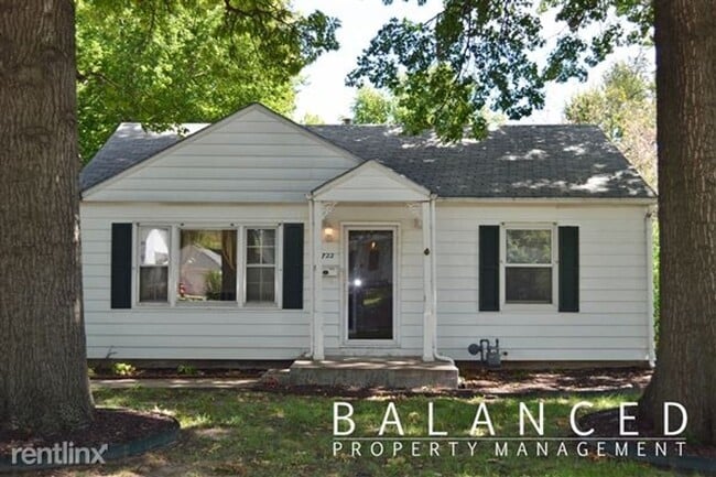 property at 722 SW Vesper Ave