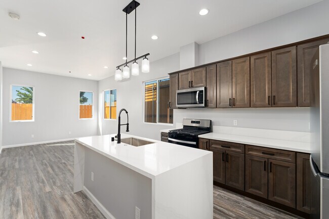 6728 Thomson Ct in San Diego, CA - Foto de edificio - Building Photo