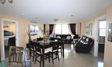 3499 Oaks Way in Pompano Beach, FL - Building Photo - Building Photo