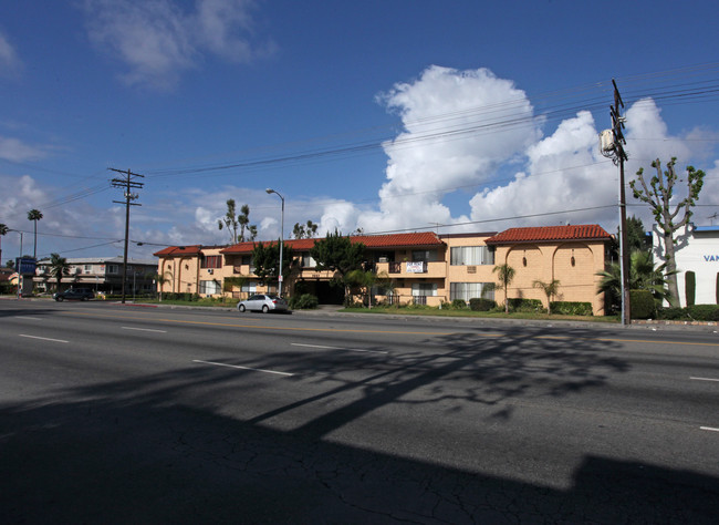 Sepulveda Garden Apartments in Van Nuys, CA - Foto de edificio - Building Photo