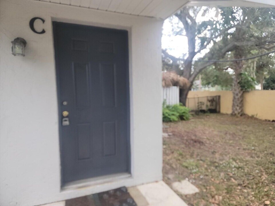2002 S 10th St in Fort Pierce, FL - Building Photo