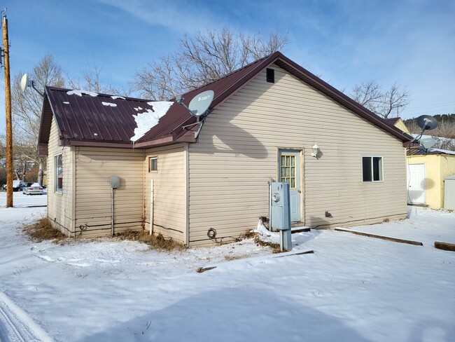612 S 3rd St in Sundance, WY - Building Photo - Building Photo