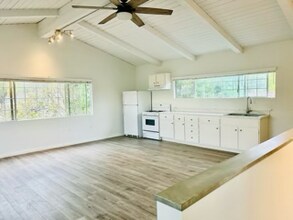 11552 Ruffner Ave, Unit Second Floor in Granada Hills, CA - Foto de edificio - Building Photo