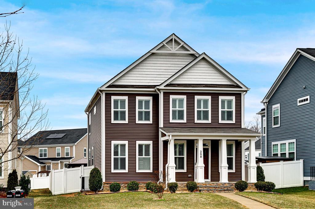 208 Embrey Mill Rd in Stafford, VA - Building Photo