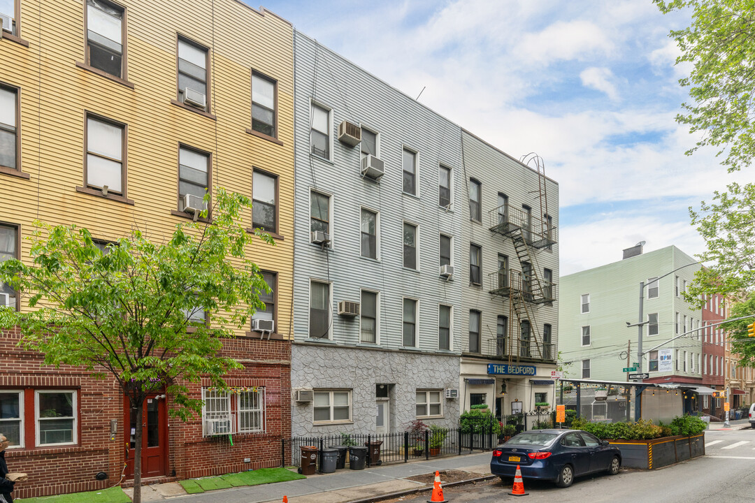 112 Bedford Ave in Brooklyn, NY - Building Photo