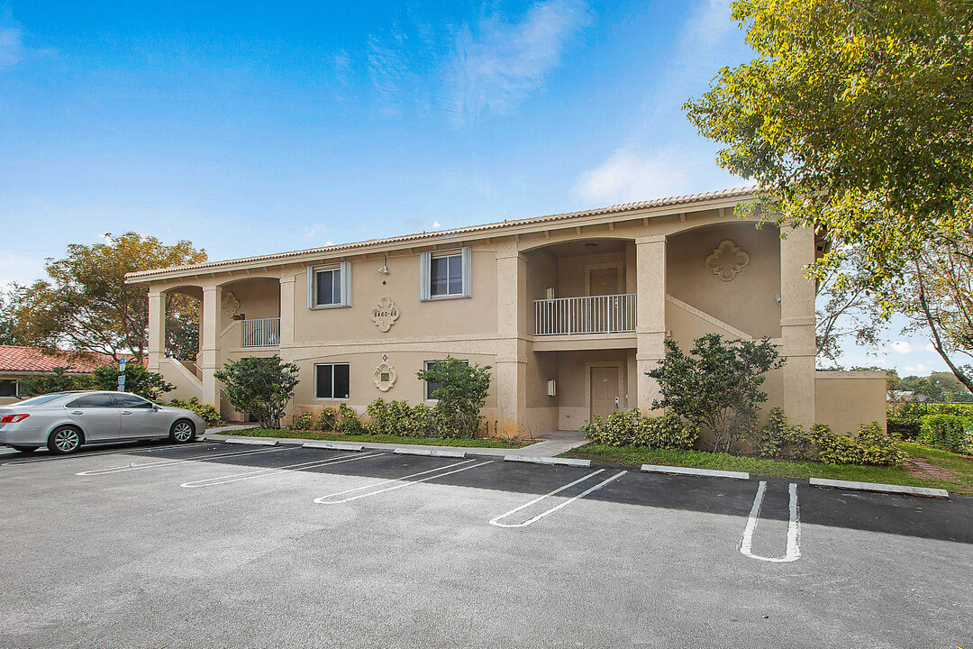 8460 NW 40th St in Coral Springs, FL - Building Photo