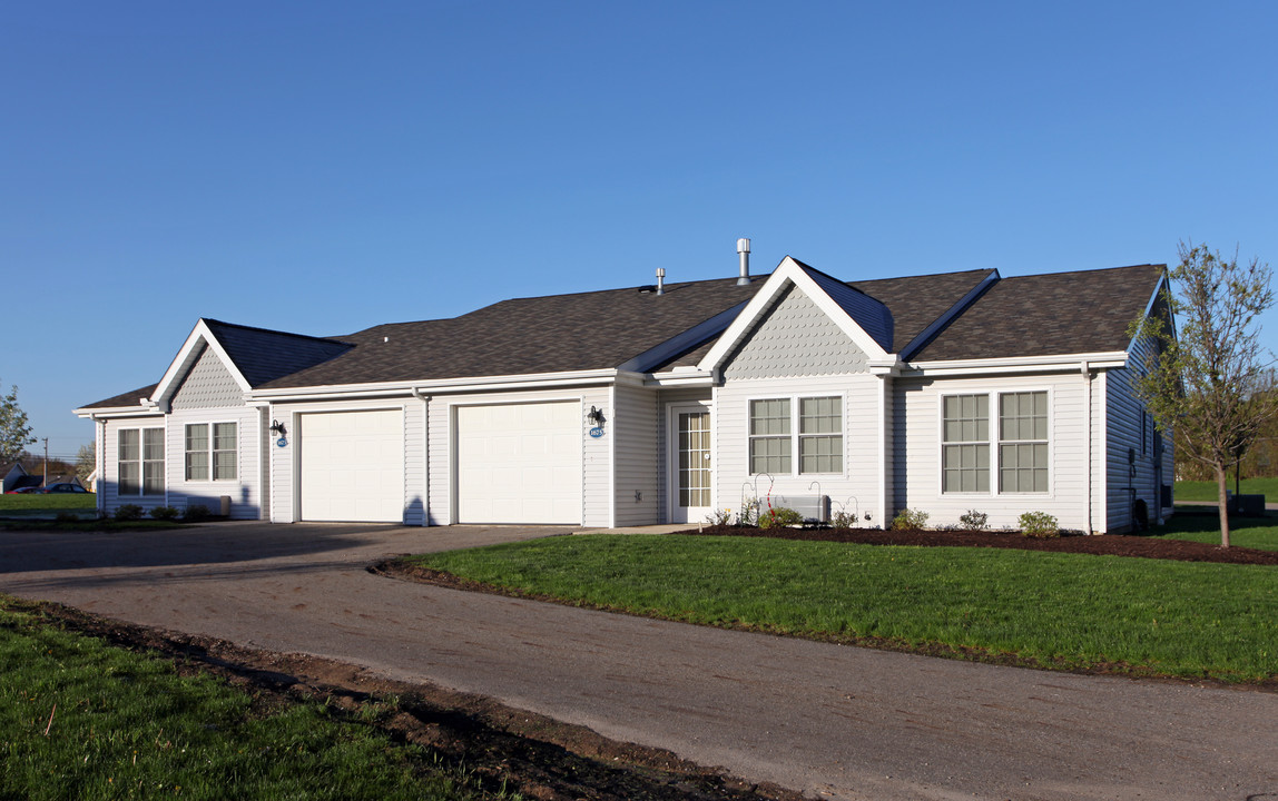 Lake Commons Apartments in Uniontown, OH - Foto de edificio