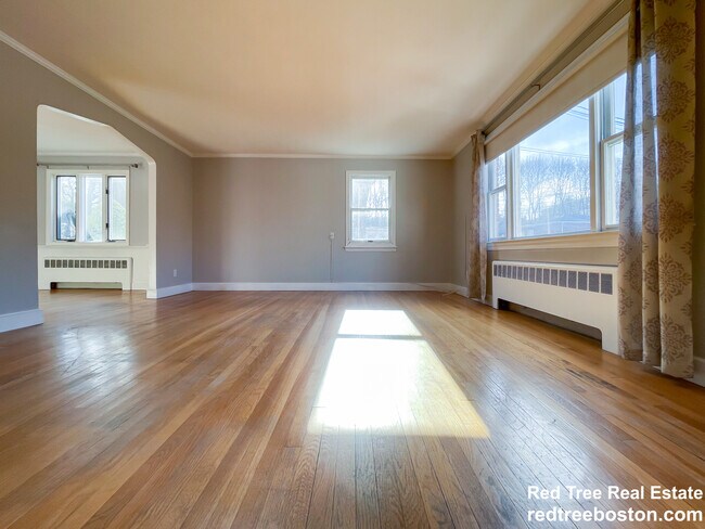 14 Caltha Rd, Unit 1 in Boston, MA - Foto de edificio - Building Photo