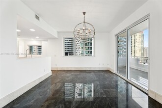 1402 Brickell Bay Dr in Miami, FL - Building Photo - Building Photo