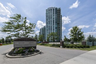 4900 Glen Erin Dr in Mississauga, ON - Building Photo - Building Photo