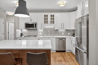 5250 Grandview Square in Edina, MN - Building Photo - Building Photo