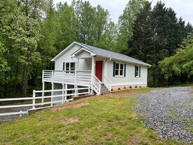 184 Walker Ln in Clarkesville, GA - Building Photo