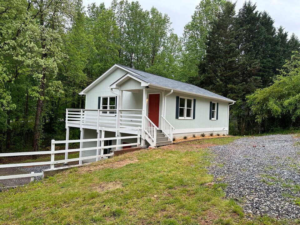 184 Walker Ln in Clarkesville, GA - Building Photo