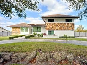 9641 W Calusa Club Dr in Miami, FL - Building Photo - Building Photo