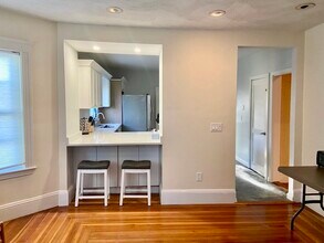 10 Bromfield Rd in Somerville, MA - Foto de edificio - Building Photo