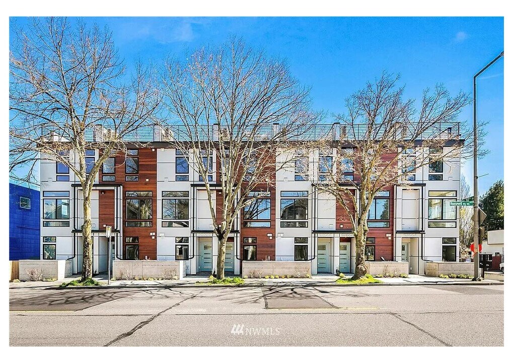 9200 Roosevelt Way NE in Seattle, WA - Building Photo