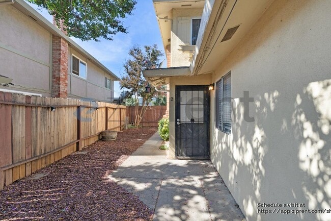 2804 Norcade Cir in Sacramento, CA - Building Photo - Building Photo