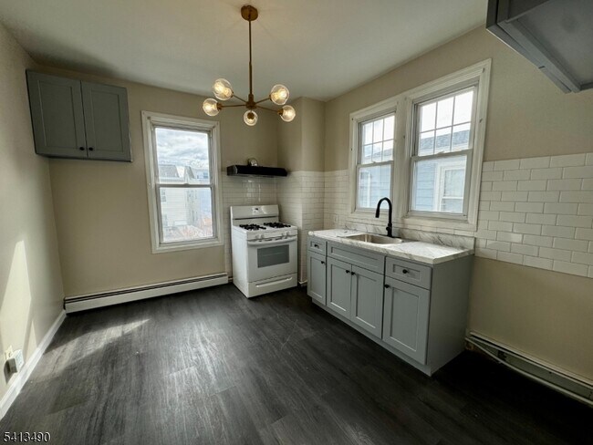 318 Ampere Pkwy in Bloomfield, NJ - Building Photo - Building Photo