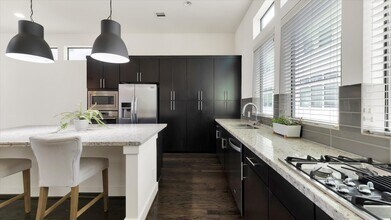 2115 Colorado St in Houston, TX - Building Photo - Building Photo