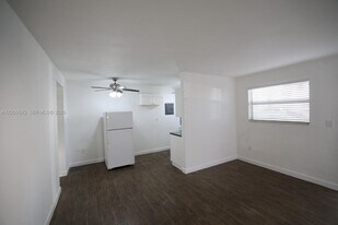 7130 W 11th Ct in Hialeah, FL - Building Photo