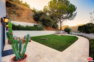 2570 Nichols Canyon Rd in Los Angeles, CA - Building Photo - Building Photo
