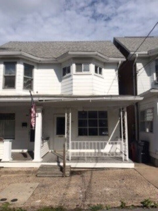 141 W Abbott St in Lansford, PA - Building Photo