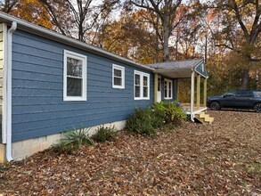 1013 Clayton Rd in Powhatan, VA - Foto de edificio - Building Photo