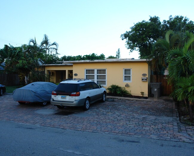 605-609 NE 10th Ave in Fort Lauderdale, FL - Building Photo - Building Photo