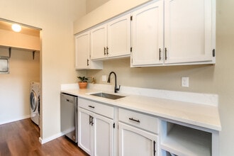 7308 N Skyview Ln, Unit I304 in Tacoma, WA - Foto de edificio - Building Photo
