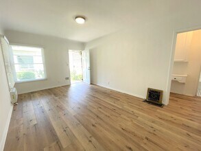 14443-14445 1/4 Dickens St in Sherman Oaks, CA - Building Photo - Interior Photo
