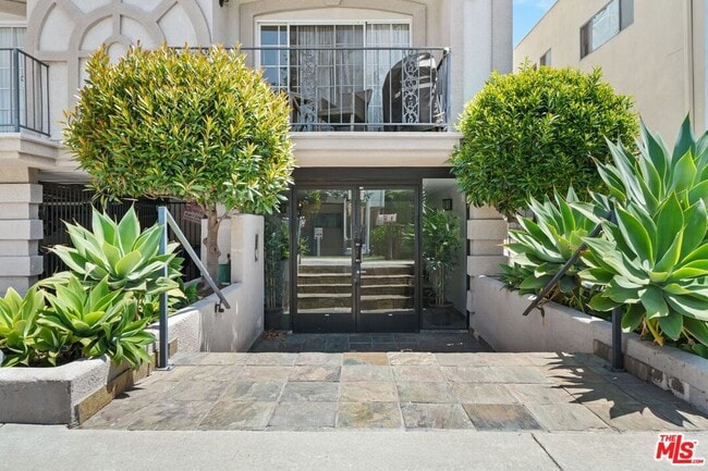 1842 Greenfield Ave in Los Angeles, CA - Building Photo - Building Photo