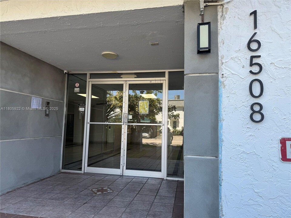 16508 NE 26th Ave in North Miami Beach, FL - Building Photo