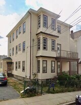 629 Dwelly St, Unit First floor in Fall River, MA - Building Photo