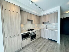 13350 Central Ave in Surrey, BC - Building Photo