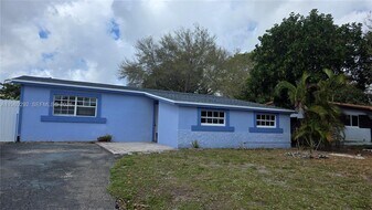 2100 N 62nd Ave in Hollywood, FL - Building Photo
