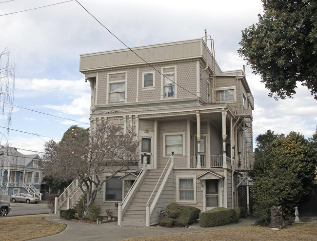 501 Santa Clara Ave in Alameda, CA - Foto de edificio - Building Photo