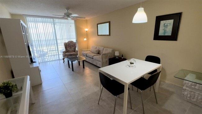 8280 Sunrise Lakes Blvd in Sunrise, FL - Building Photo - Building Photo