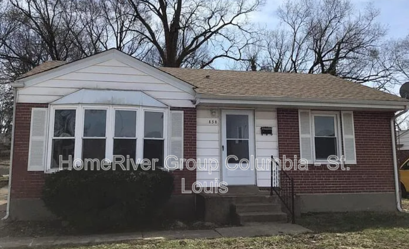 830 Pershall Rd in Florissant, MO - Building Photo