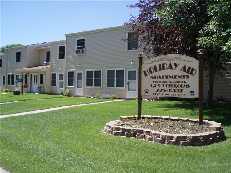 Holiday Air Apartments in Grand Forks, ND - Building Photo