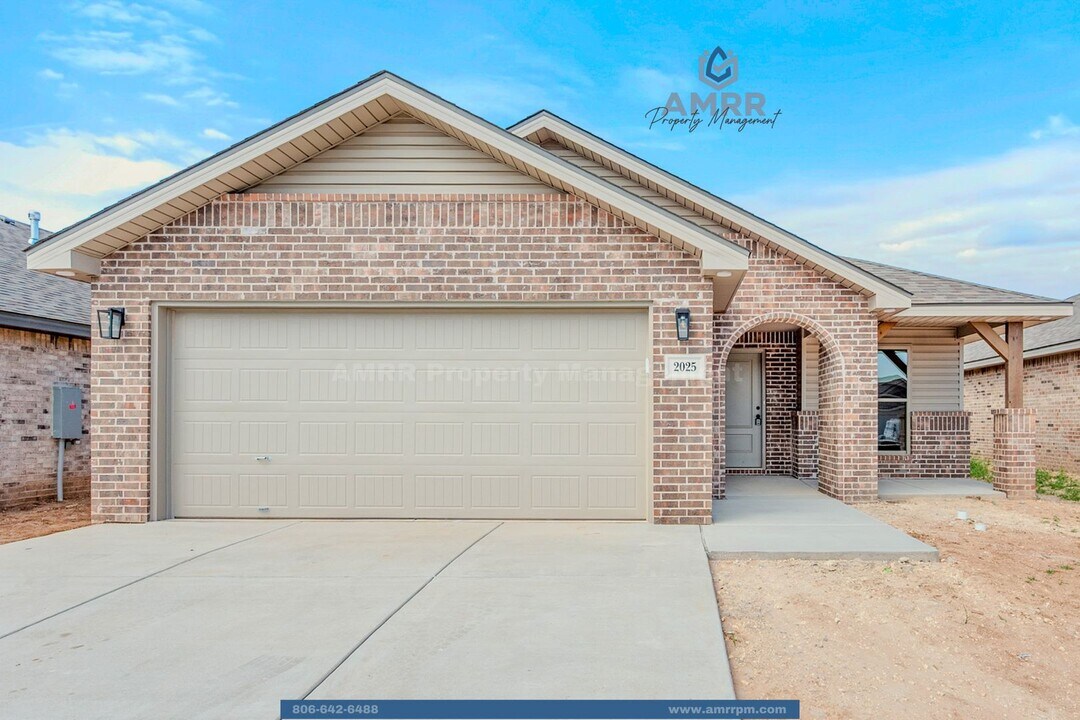 2025 Cottonwood Ave in Wolfforth, TX - Foto de edificio