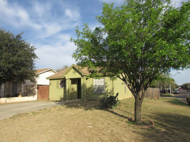 1302 Ford Ct in Laredo, TX - Building Photo - Building Photo