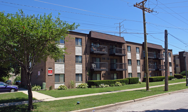 Manor House Apartments in La Grange, IL - Building Photo - Building Photo