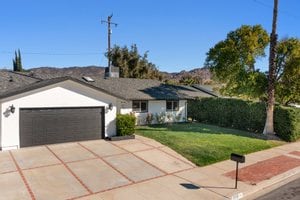 2058 Malcolm St in Simi Valley, CA - Foto de edificio - Building Photo