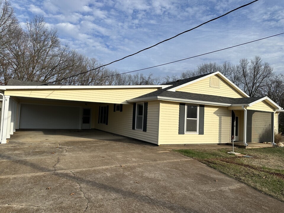 260 Mark Twain Dr in Reeds Spring, MO - Building Photo