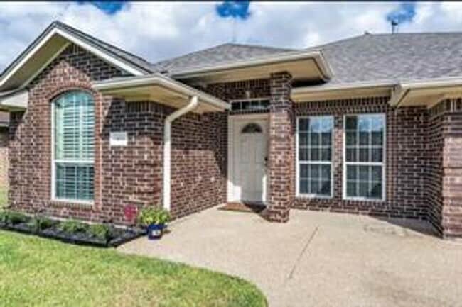 903 Whitewing Ln