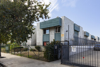 Willis Villas in Panorama City, CA - Building Photo - Building Photo