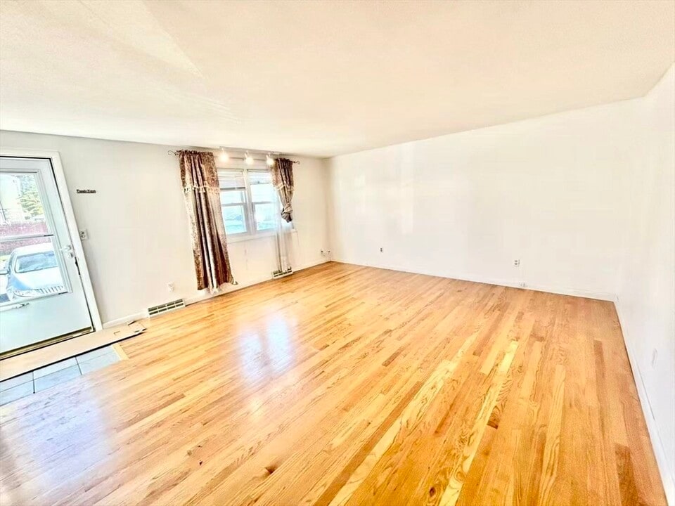 42 Yorktown Ct in Chicopee, MA - Building Photo