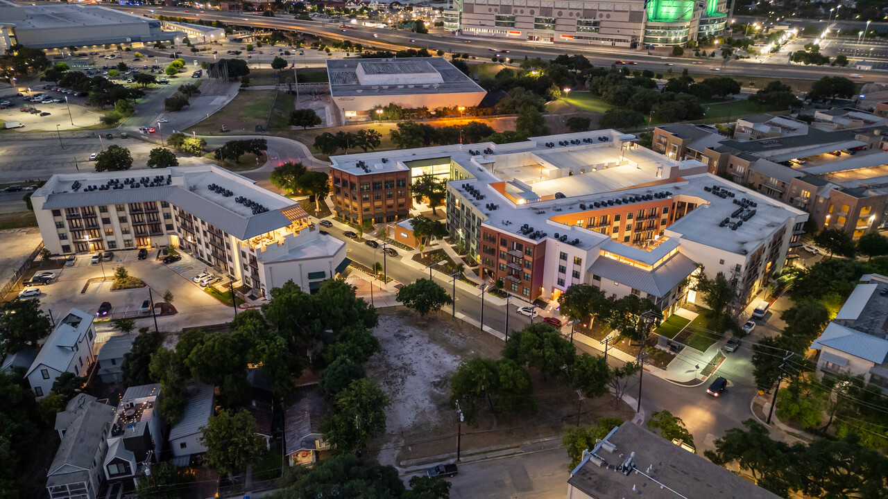 100 Labor Downtown Apartments in San Antonio, TX - Building Photo