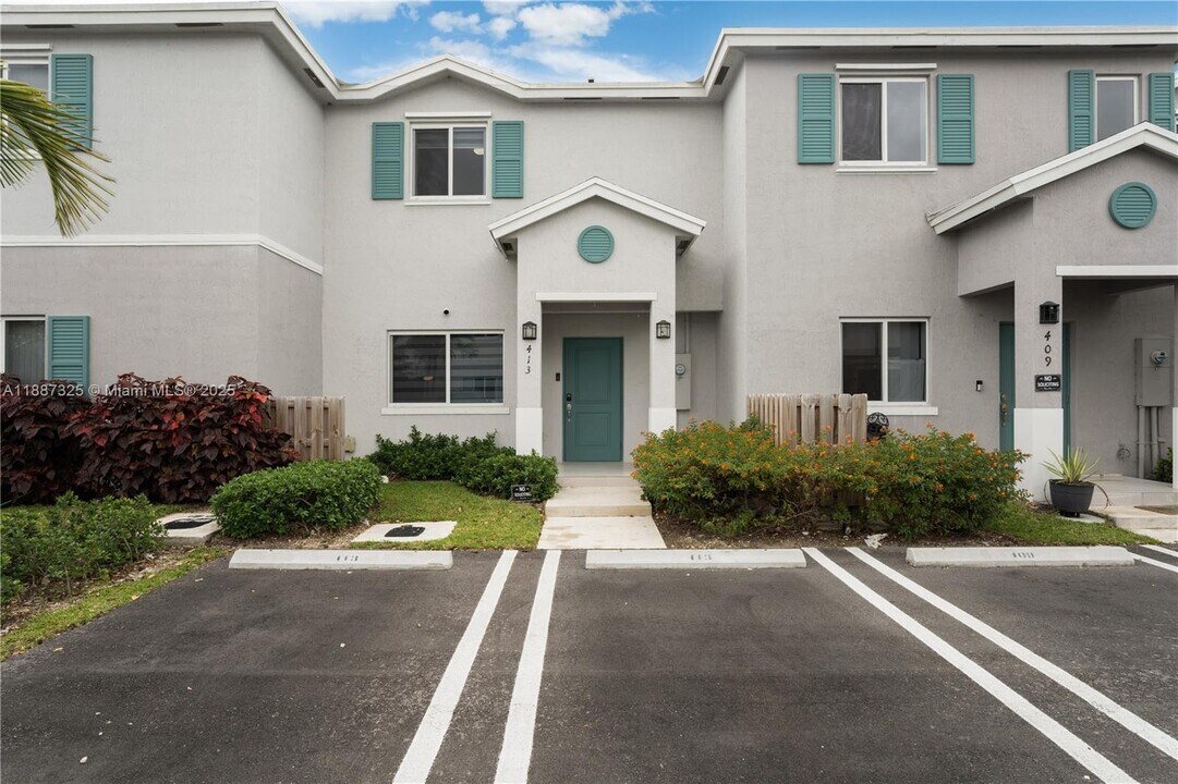 413 NW 12th Pl in Florida City, FL - Building Photo